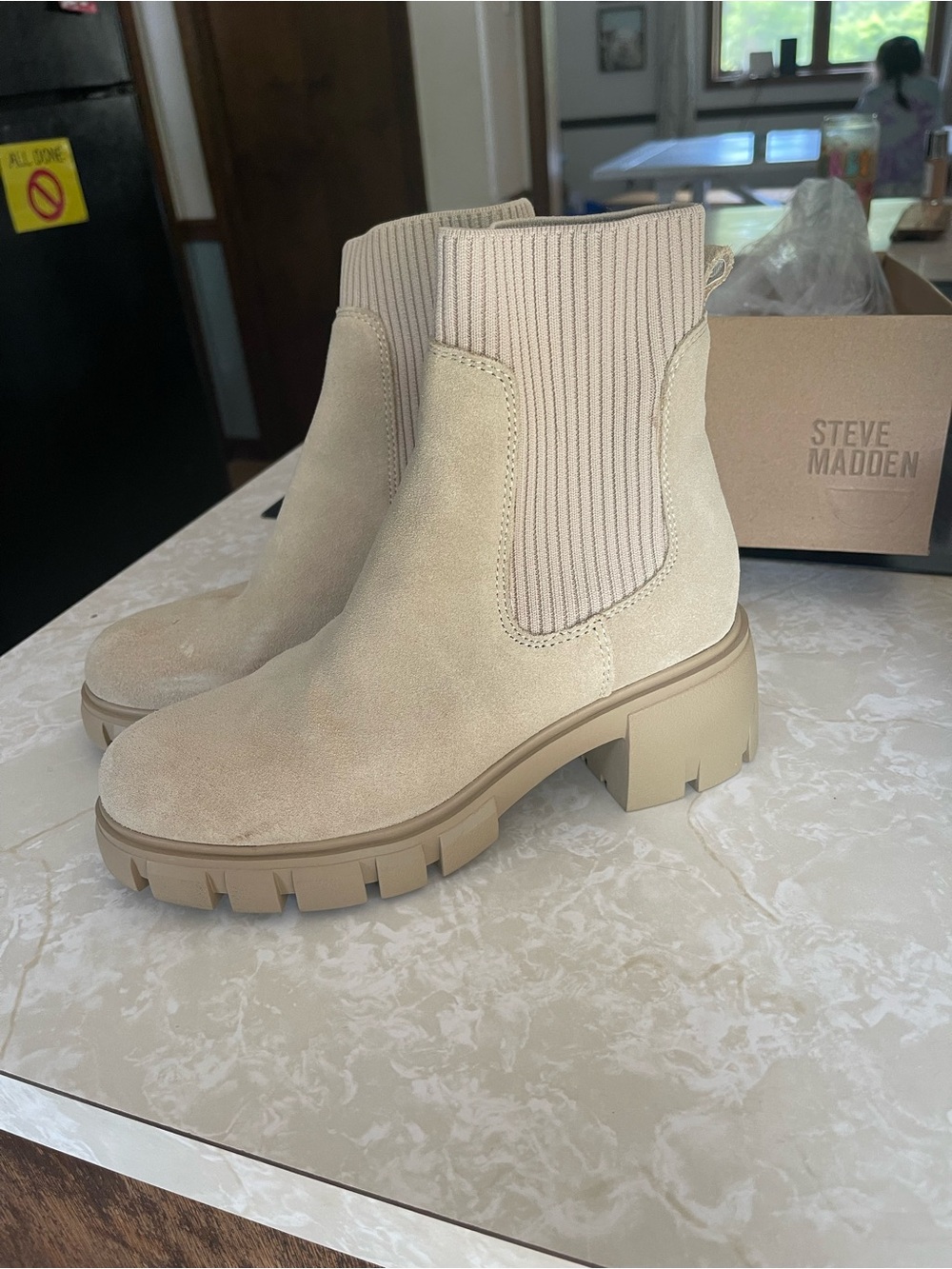 Steve Madden Hutch Sand Suede Chelsea Boots Women’s Size 7.5 Lug Sole